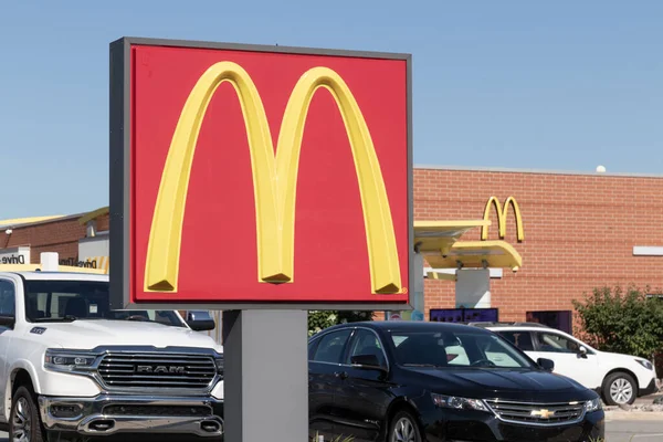 Merrillville Circa July 2022 Mcdonald Restaurant Mcdonald Offering Employees Higher — Fotografia de Stock