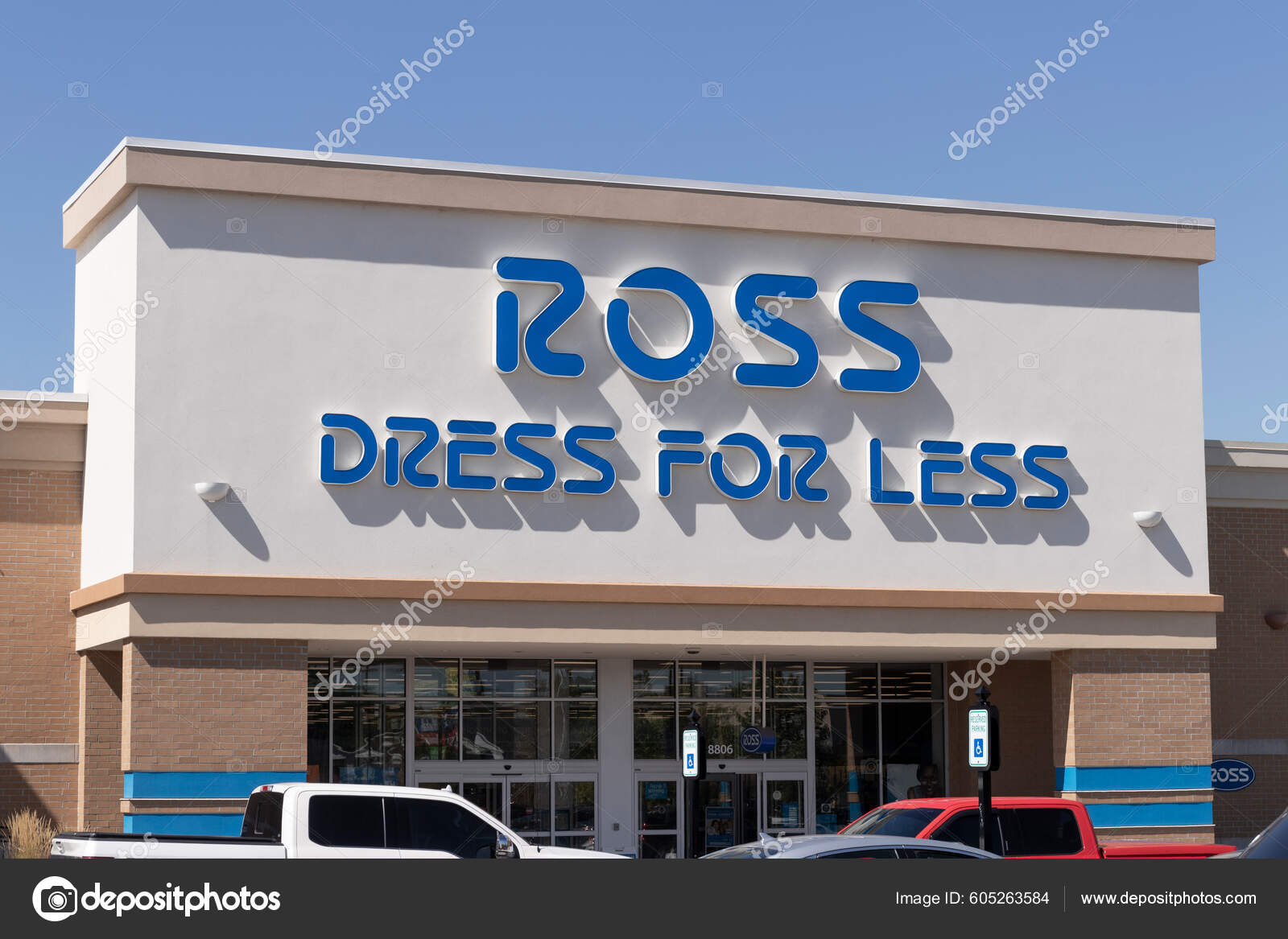 Greenwood Circa August 2022 Ross Dress Less Retail Store Ross — Photo  éditoriale © jetcityimage2 #605263584