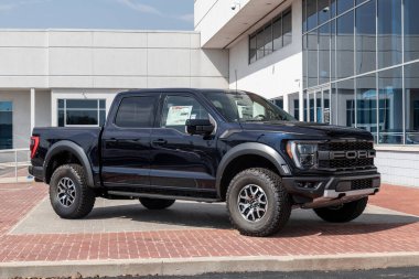 Fishers - Eylül 2022: Ford F-150 Raptor bir bayilikte görüntülendi. Ford F150 XL, XLT, Lariat, King Ranch, Platinum ve Limited modellerinde mevcuttur..