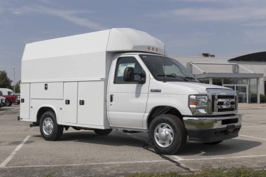 Fishers - Eylül 2022: Ford E-Series Cutaway E-350 SRW bir galeride sergileniyor. Ford E350 hizmet, karavan ve mekik modelleri sunar.