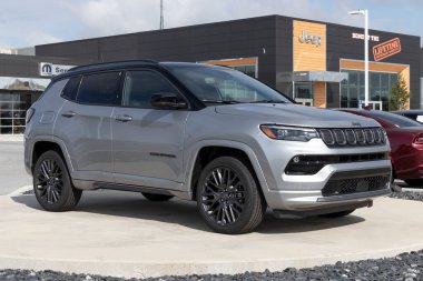 Tipton - Eylül 2022: Stellantis bayiliğinde cip pusula görüntüsü. Jeep, Pusulayı Sport, Enlem, Sınırlı ve Trailhawk modellerinde sunar.