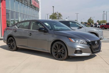 Fishers - Eylül 2022: Nissan Altima bir galeride sergileniyor. Nissan Altima 'yı S, SV, SR, SL ve Platinum modellerinde sunar..