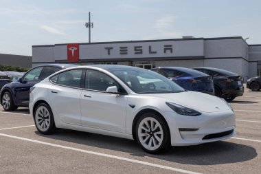 Indianapolis - Eylül 2022: Tesla EV elektrikli araçlar sergilenmektedir. Tesla ürünleri arasında elektrikli arabalar, batarya enerji deposu ve güneş panelleri yer alıyor.