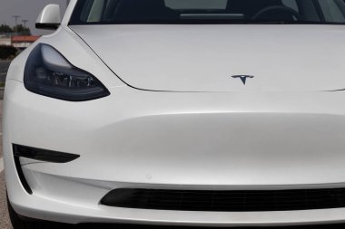 Indianapolis - Eylül 2022: Tesla EV elektrikli araçlar sergilenmektedir. Tesla ürünleri arasında elektrikli arabalar, batarya enerji deposu ve güneş panelleri yer alıyor.