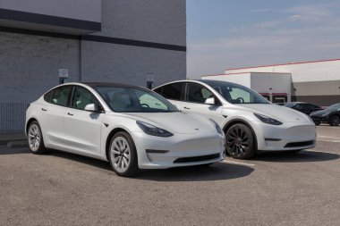 Indianapolis - Eylül 2022: Tesla EV elektrikli araçlar sergilenmektedir. Tesla ürünleri arasında elektrikli arabalar, batarya enerji deposu ve güneş panelleri yer alıyor.