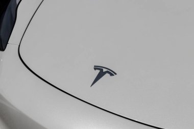 Indianapolis - Eylül 2022: Tesla EV elektrikli araçlar sergilenmektedir. Tesla ürünleri arasında elektrikli arabalar, batarya enerji deposu ve güneş panelleri yer alıyor.