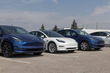 Indianapolis - Eylül 2022: Tesla EV elektrikli araçlar sergilenmektedir. Tesla ürünleri arasında elektrikli arabalar, batarya enerji deposu ve güneş panelleri yer alıyor.