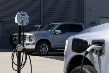 Kokomo - Ekim 2022: Ford F-150 Lightning ekran. Ford, Pro, XLT, Lariat ve Platinum modellerinde F150 Lightning tüm elektrik kamyonlarını sunar..