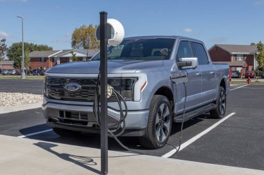 Kokomo - Ekim 2022: Ford F-150 Lightning ekran. Ford, Pro, XLT, Lariat ve Platinum modellerinde F150 Lightning tüm elektrik kamyonlarını sunar..