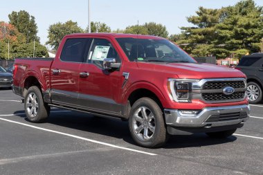 Kokomo - Ekim 2022: Ford F-150 bir galeride sergileniyor. Ford F150 XL, XLT, Lariat, King Ranch, Platinum ve Limited modellerinde mevcuttur..