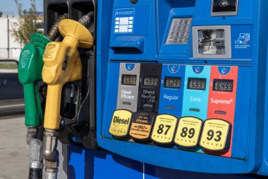 Chicago - Ekim 2022: Normal, premium, dizel ve E85 de dahil olmak üzere beş kalite benzinle benzin pompası dağıtıcısı.