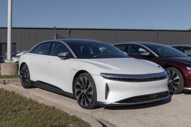 Chicago - Ekim 2022: Lucid Air Touring sedan servis merkezinde sergileniyor. Lucid Motors lüks EV elektrikli araçlar üreticisi..