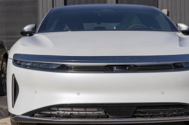 Chicago - Ekim 2022: Lucid Air Touring sedan servis merkezinde sergileniyor. Lucid Motors lüks EV elektrikli araçlar üreticisi..