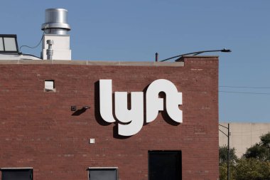 Chicago - Ekim 2022: Lyft Sürücü Merkezi. Lyft sürüş selamlaması, kiralık araçlar, kiralık arabalar ve yiyecek dağıtım hizmetleri sunuyor.