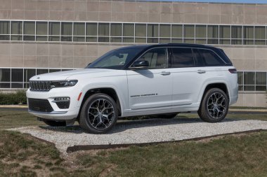 Kokomo - Ekim 2022: Stellantis şanzıman tesisinde Grand Cherokee cipi. Jeep, Laredo, Trailhawk ve Overland modellerinde Grand Cherokee sunar..
