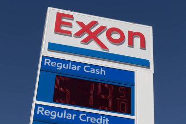 Chicago - Ekim 2022: Exxon Perakende Benzin İstasyonu. ExxonMobil dünyanın en büyük petrol, petrol ve doğalgaz şirketi..