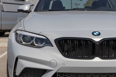 Indianapolis - Ekim 2022: BMW M2 yarışması bir galeride gerçekleşti. BMW, M2 'yi elle veya otomatik modellerle sunar.