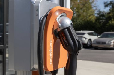 Indianapolis - Ekim 2022: Şarj Noktası EV Şarj İstasyonu. Şarj Noktası takılı araç istasyonları iş otoparklarında ya da ev kullanımında.
