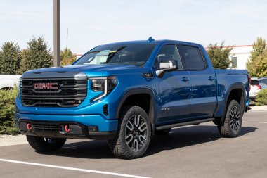Indianapolis - Ekim 2022: GMC Sierra 1500 kamyonet galerisinde sergileniyor. GMC Sierra 'ya HD, HD Pro, AT4 ve Denali modelleri sunar.