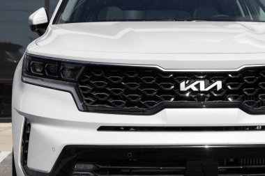 Indianapolis - Ekim 2022: Kia Sorento bir galeride sergileniyor. Kia Sorento 'yu LX, S, EX ve X-Line modellerinde sunar..