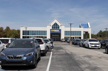 Indianapolis - Ekim 2022: CarMax oto galerisi kullanılmış. CarMax, ABD 'deki en büyük ikinci el ve ikinci el araba satıcısıdır..