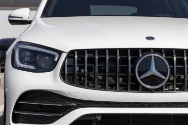 Indianapolis - Ekim 2022: Mercedes-Benz GLC 43 bir galeride sergileniyor. Mercedes Benz GLC 43 'e 385hp biturbo V6 sunuyor.