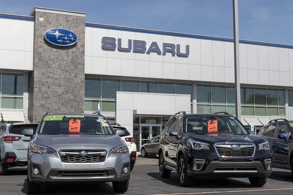 Indianapolis Circa Październik 2022 Wyświetlanie Samochodów Używanych Salonie Samochodowym Subaru — Zdjęcie stockowe