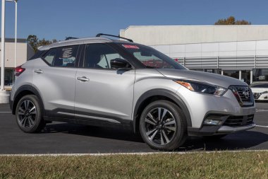 Indianapolis - Ekim 2022: Nissan Kicks sergisini bir galeride kullandı. Tedarik sorunlarıyla, Nissan talebi karşılamak için birçok kullanılmış araba alıp satıyor..