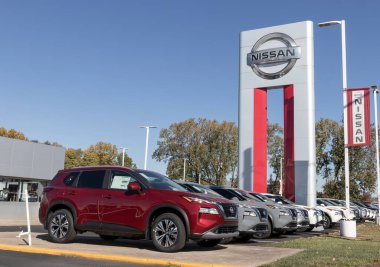 Indianapolis - Ekim 2022: Nissan Rogue sergisi. Nissan, S, SV, SL ve Premium modellerinde Derbeder 'i sunar.