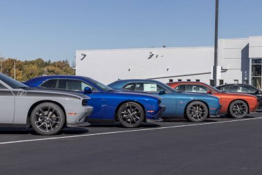 Indianapolis - Ekim 2022: Dodge Challenger sergisi. Stellantis Challenger 'ı SXT, GT, R / T, R / T Scat Pack ve SRT Hellcat modellerinde sunar..