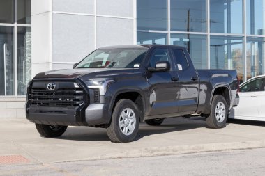 Indianapolis - Ekim 2022: Toyota Tundra sergisi. Toyota, Tundra 'ya Double Cab ve CrewMax modelleri sunar..