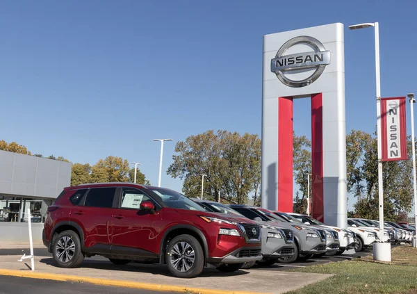 Indianapolis Sekitar Oktober 2022 Nissan Rogue Ditampilkan Sebuah Dealer Nissan — Stok Foto