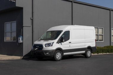 Plainfield - Ekim 2022: Ford E-Transit Kargo Minibüsü bir bayilikte. Ford E-Transit 'in 266hp sağlayan bir elektrikli motoru var..