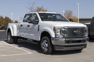 Plainfield - Ekim 2022: Ford F-350 bir galeride sergileniyor. Ford F350 XL, XLT, Lariat, King Ranch ve Platinum modellerinde mevcuttur..