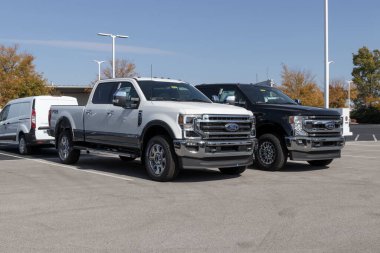 Plainfield - Ekim 2022: Ford F-250 bir galeride sergileniyor. Ford F250 XL, XLT, Lariat, King Ranch ve Platinum modellerinde mevcuttur..