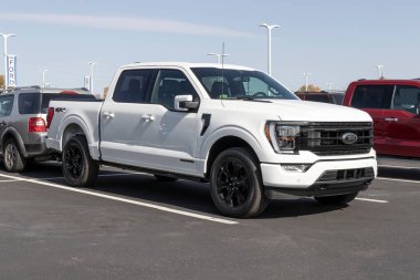 Plainfield - Ekim 2022: Bir galeride Ford F150 kullanıldı. Arz sorunlarıyla, Ford talebi karşılamak için ön sahipli araba satışlarına güveniyor.