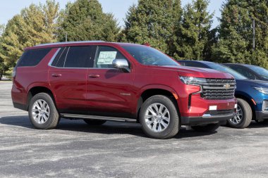 Avon - Ekim 2022: Chevy Tahoe bir galeride sergileniyor. Chevrolet Tahoe 'ya LS, LT, RST, Z71, Premier ve High Country modelleri sunar..