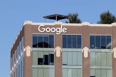 Chicago - Ekim 2022: Google Chicago ofisi. Google, bulut hesaplama, arama motoru, tarayıcı ve çevrimiçi reklamcılığıyla tanınan bir teknoloji şirketidir..