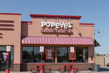 Whitestown - Ekim 2022: Popeyes Louisiana Mutfak Fast Food Restoranı. Popeyes, Kajun usulü kızarmış tavuklarıyla tanınır..
