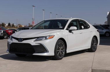 Whitestown - Ekim 2022: Toyota Camry bir galeride sergileniyor. Toyota Camry 'yi LE, SE, XLE, XSE ve V6 motor modellerinde sunar..