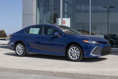 Whitestown - Ekim 2022: Toyota Camry bir galeride sergileniyor. Toyota Camry 'yi LE, SE, XLE, XSE ve V6 motor modellerinde sunar..