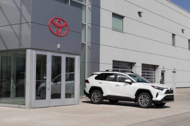 Whitestown - Ekim 2022: Toyota RAV4 bir galeride sergileniyor. Toyota RAV4 'ü LE, XLE, Adventure and Limited modellerinde sunar..