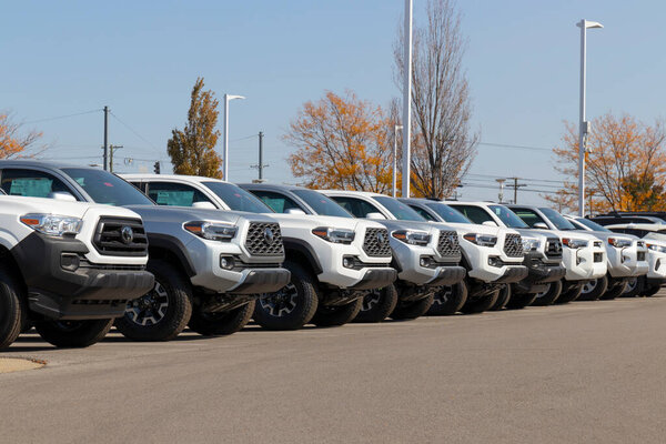 Avon - Circa October 2022: Toyota Tacoma display. Toyota предлагает модели Tacoma SR, SR5 и TRD Sport.