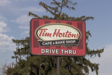 Troy - Ekim 2022: Tim Hortons Kafe ve Pasta Dükkanı. Bu popüler Kanada hızlı gündelik restoranının ABD versiyonu..