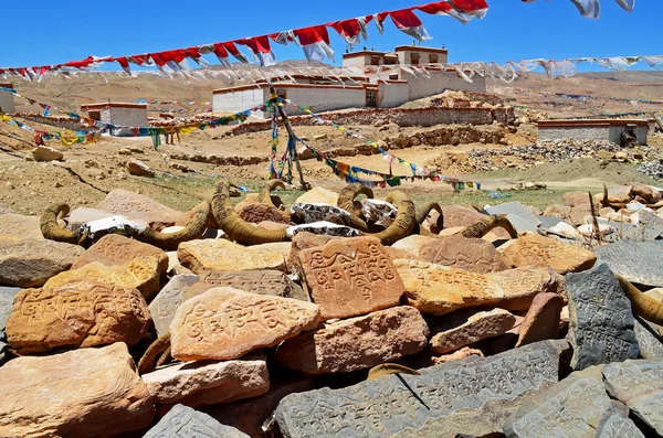 Tibet. In the Buddhist monastery on the rocks written prayers — Stock Photo, Image