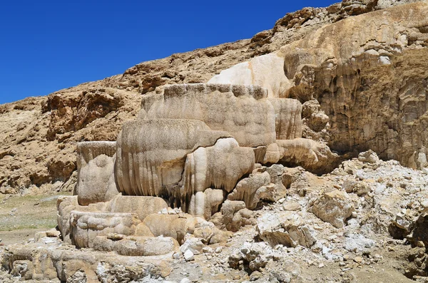 Le Tibet. Bain de source chaude formé de calcaire  . — Photo