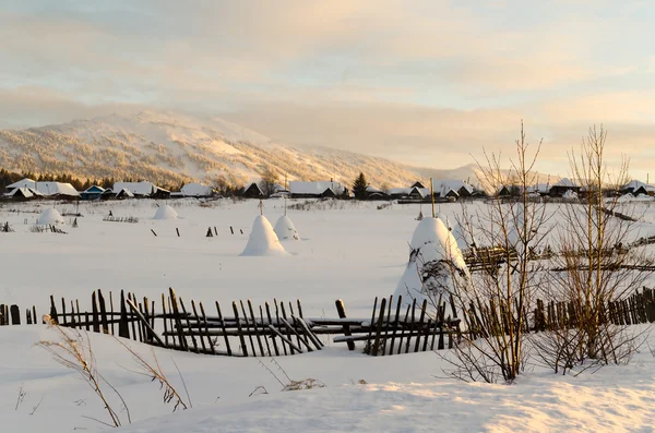 Campo con pagliai in montagna — Foto Stock