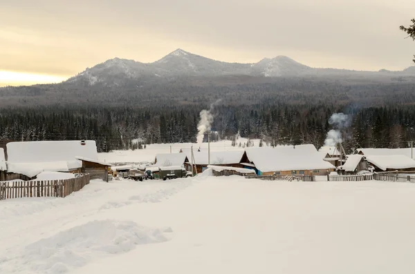 Деревня зимой в горах — стоковое фото