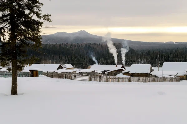 Pueblo en invierno en las montañas — Foto de Stock