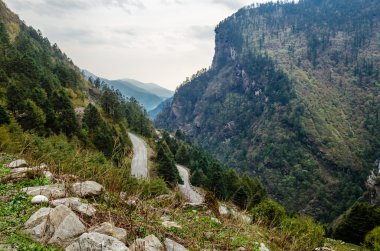 Tibet Dağları arasındaki yol